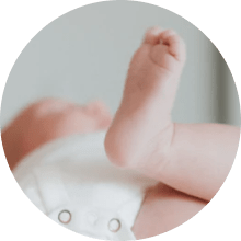 Bábätko s roztomilou nožičkou.