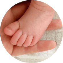 Malá nožička na dlani