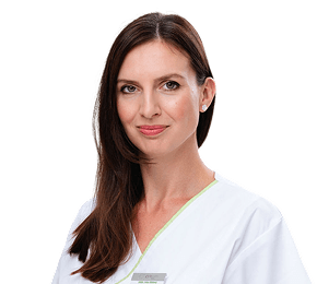 Žena v bielom lekárskom plášti.