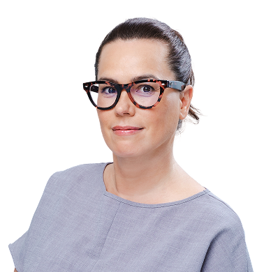 Žena s okuliarmi, šedý top