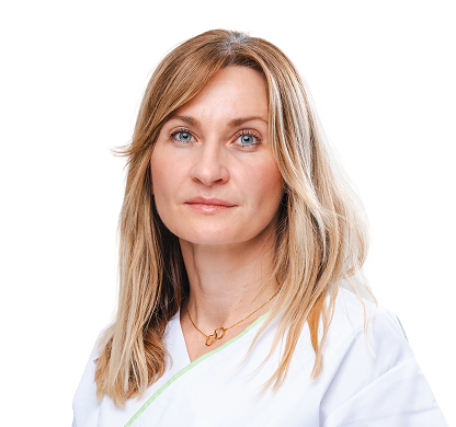 Žena v bielom oblečení.