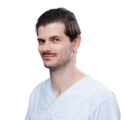 Muž v bielom lekárskom plášti.