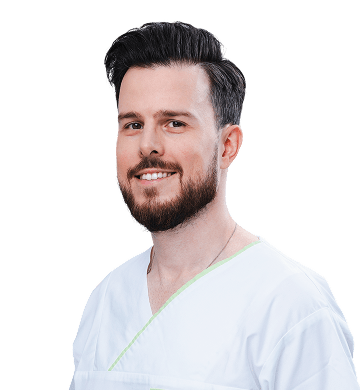 Muž v bielom lekárskom oblečení