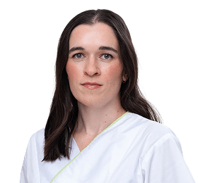 Žena v bielom plášti.