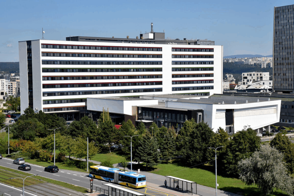 Moderná budova s parkoviskom a zeleňou