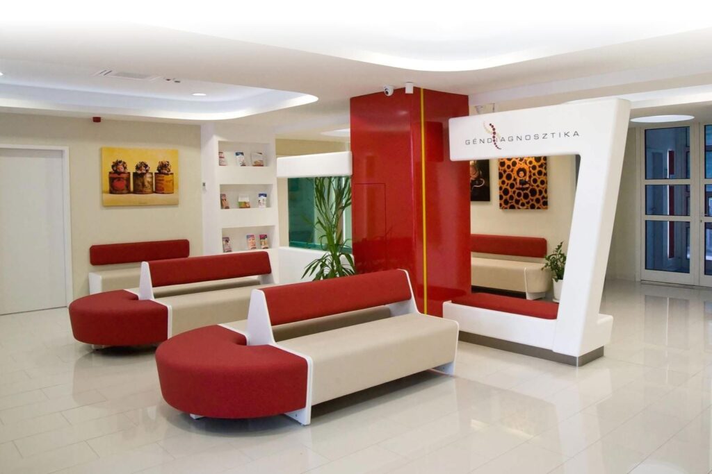 Moderná čakáreň s pohodlným sedením.