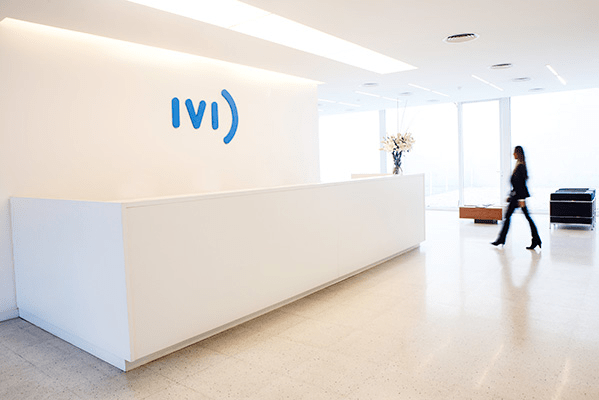 Moderný recepčný pult s logom