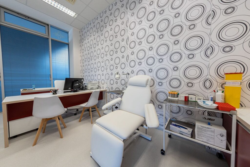 Moderná lekárska ordinácia s kreslom
